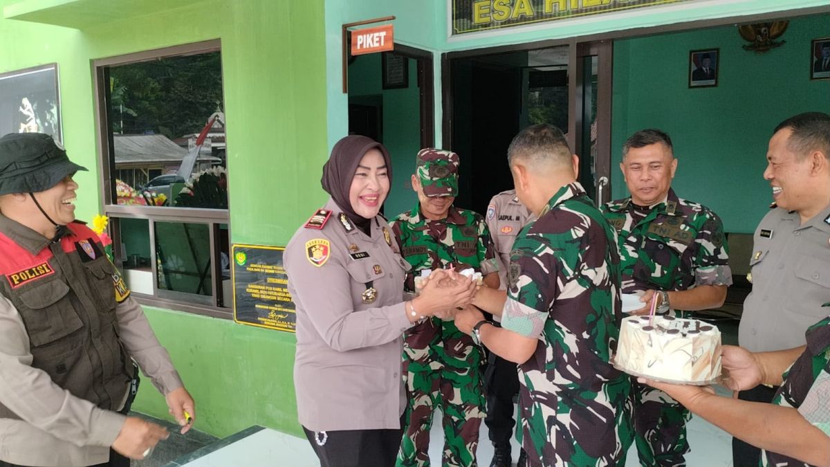 HUT TNI ke-81, Kapolsek Megamendung Beri Kejutan ke Posmil 0621