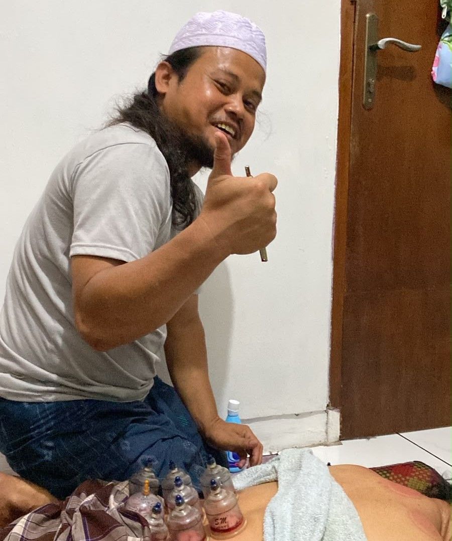 Dari Pesantren hingga Menekuni Bekam, Sawek Jalani Pengobatan Tradisional Sejak 2013