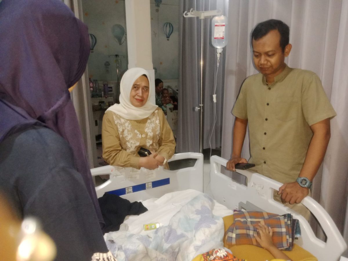Sisihkan Waktu di Tengah Kesibukan, Hj Nurhayanti Jenguk Bocah Penderita Leukemia