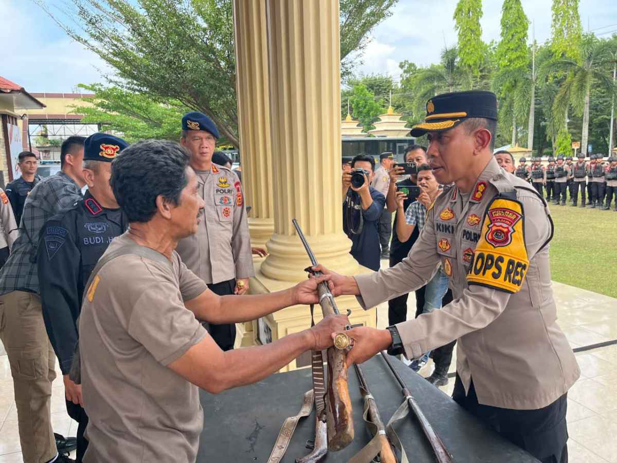 Cegah Konflik Meluas, Warga SAD Serahkan Senjata Rakitan ke Polres Merangin